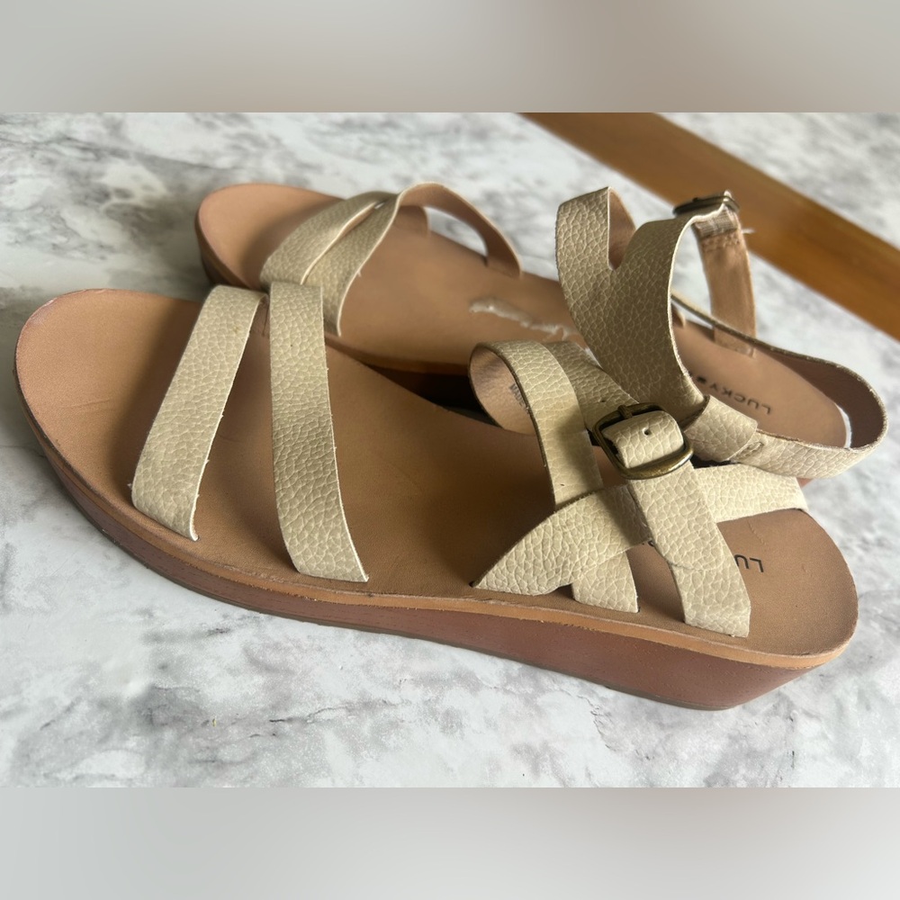 Lucky Brand Women's Cream/Tan Textured Leather Strappy Sandals/ size 7